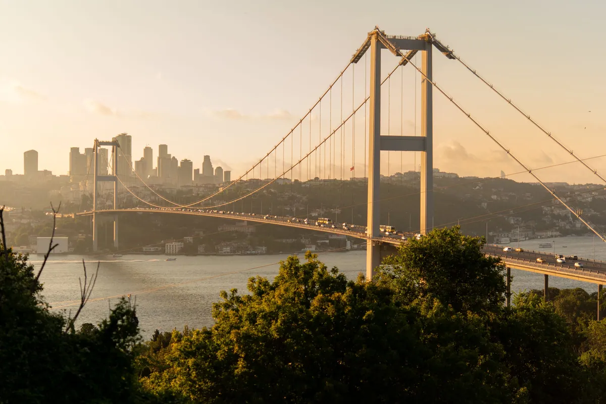 İstanbul Boğazı üzerindeki köprü, gün batımı