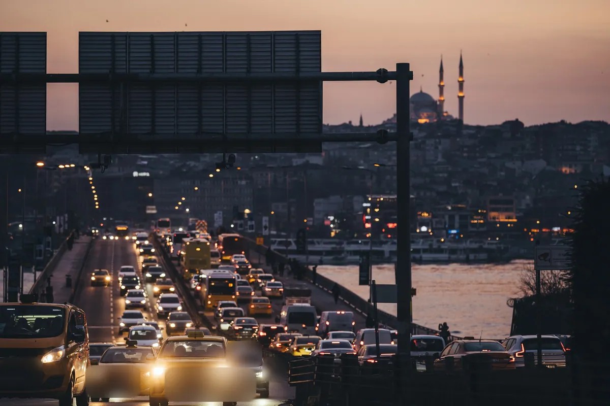Haliç üzerinde akşam trafiği