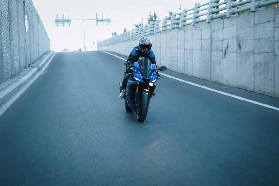 Kapalı yolda motosiklet